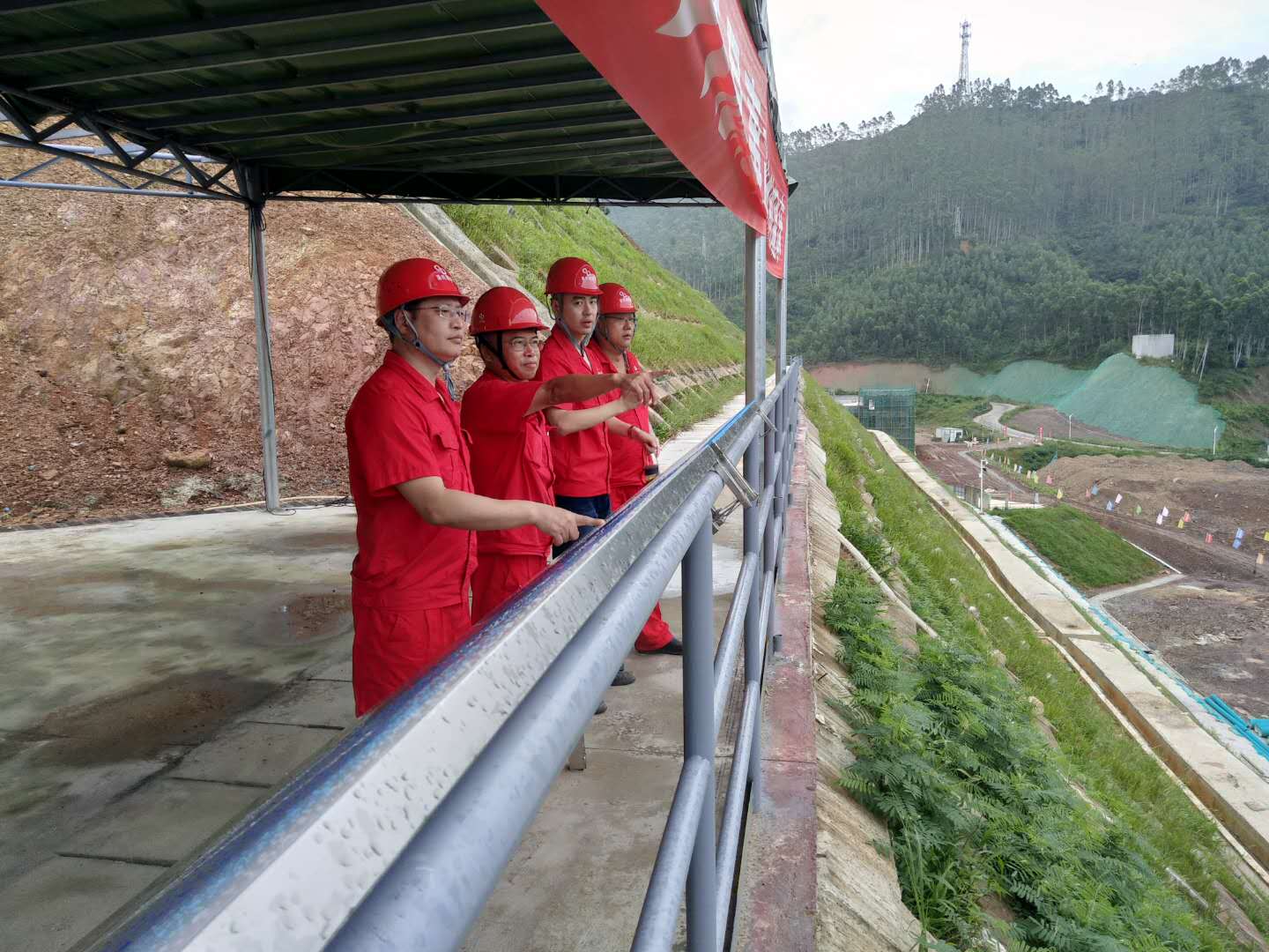 资深项目经理黄会元（左二）